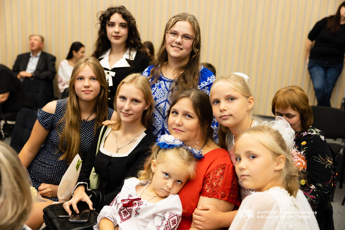 В Днепропетровской области 14 многодетным матерям присвоили звание «Мать-героиня» В Днепропетровской области 14 многодетным матерям присвоили звание «Мать-героиня»
