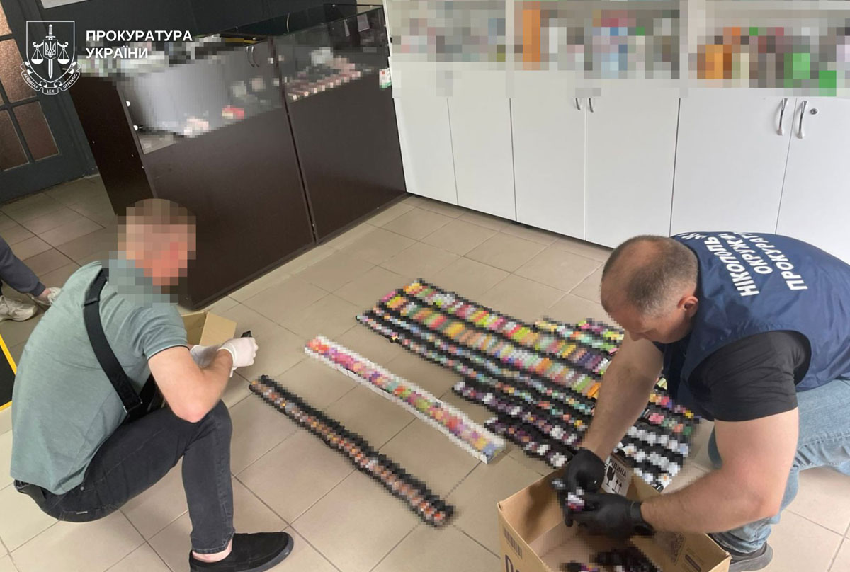 В Никополе предпринимателя подозревают в незаконном производстве и продаже жидкостей для электронных сигарет: изъято продукции более чем на миллион гривен В Никополе предпринимателя подозревают в незаконном производстве и продаже жидкостей для электронных сигарет: изъято продукции более чем на миллион гривен