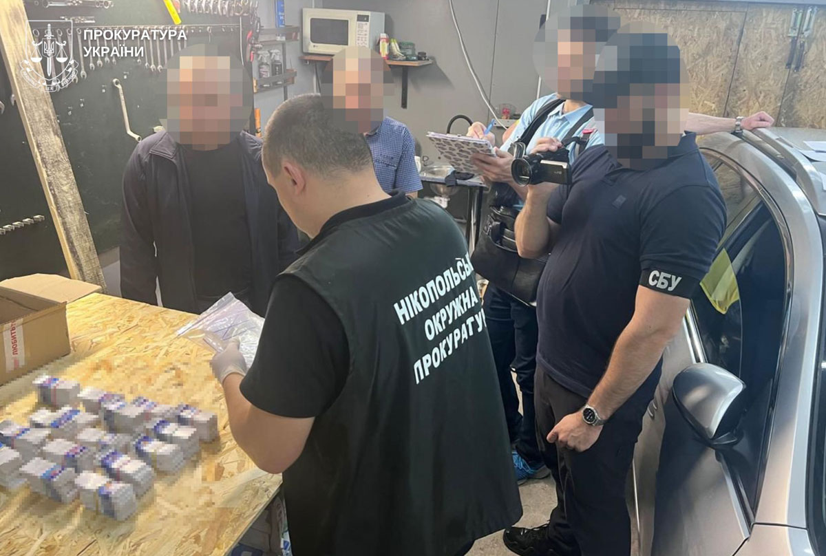 В Никополе предпринимателя подозревают в незаконном производстве и продаже жидкостей для электронных сигарет: изъято продукции более чем на миллион гривен В Никополе предпринимателя подозревают в незаконном производстве и продаже жидкостей для электронных сигарет: изъято продукции более чем на миллион гривен