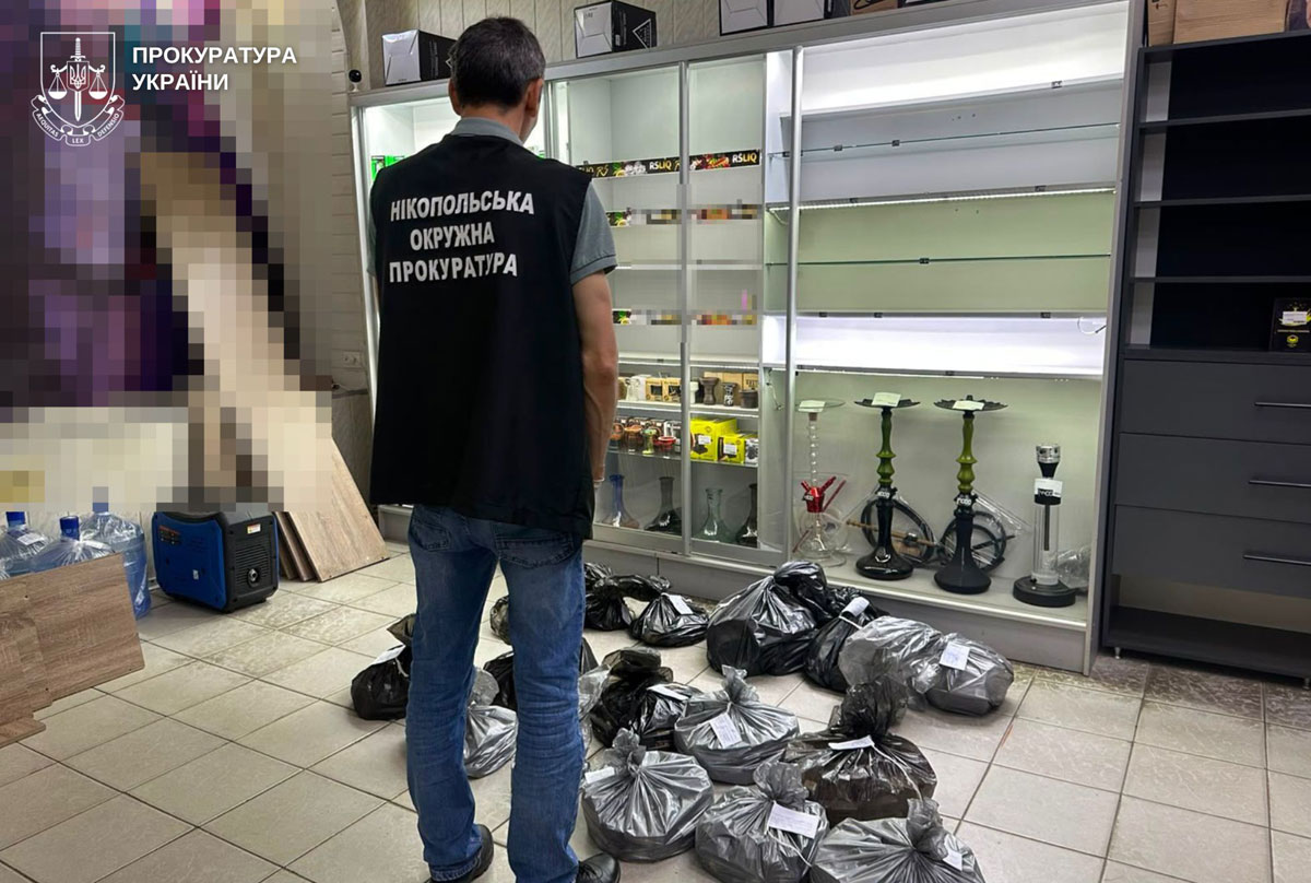 В Никополе предпринимателя подозревают в незаконном производстве и продаже жидкостей для электронных сигарет: изъято продукции более чем на миллион гривен В Никополе предпринимателя подозревают в незаконном производстве и продаже жидкостей для электронных сигарет: изъято продукции более чем на миллион гривен