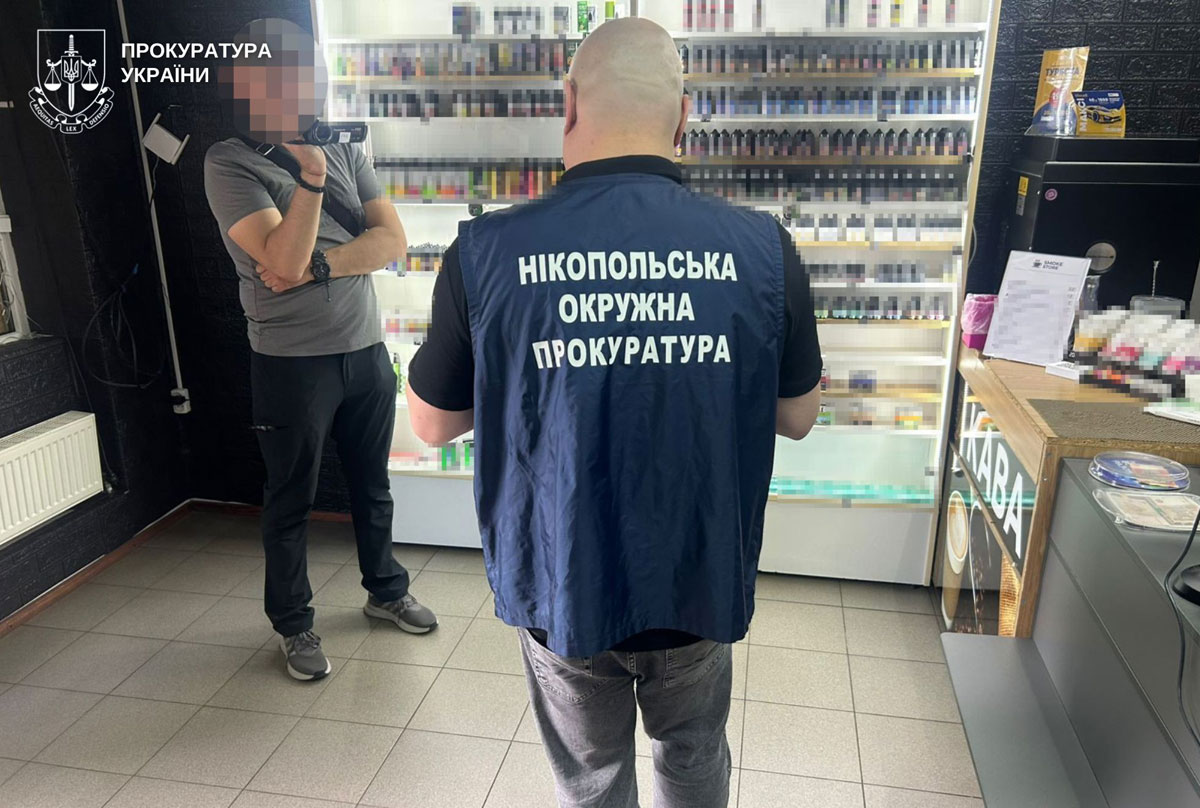 В Никополе предпринимателя подозревают в незаконном производстве и продаже жидкостей для электронных сигарет: изъято продукции более чем на миллион гривен В Никополе предпринимателя подозревают в незаконном производстве и продаже жидкостей для электронных сигарет: изъято продукции более чем на миллион гривен