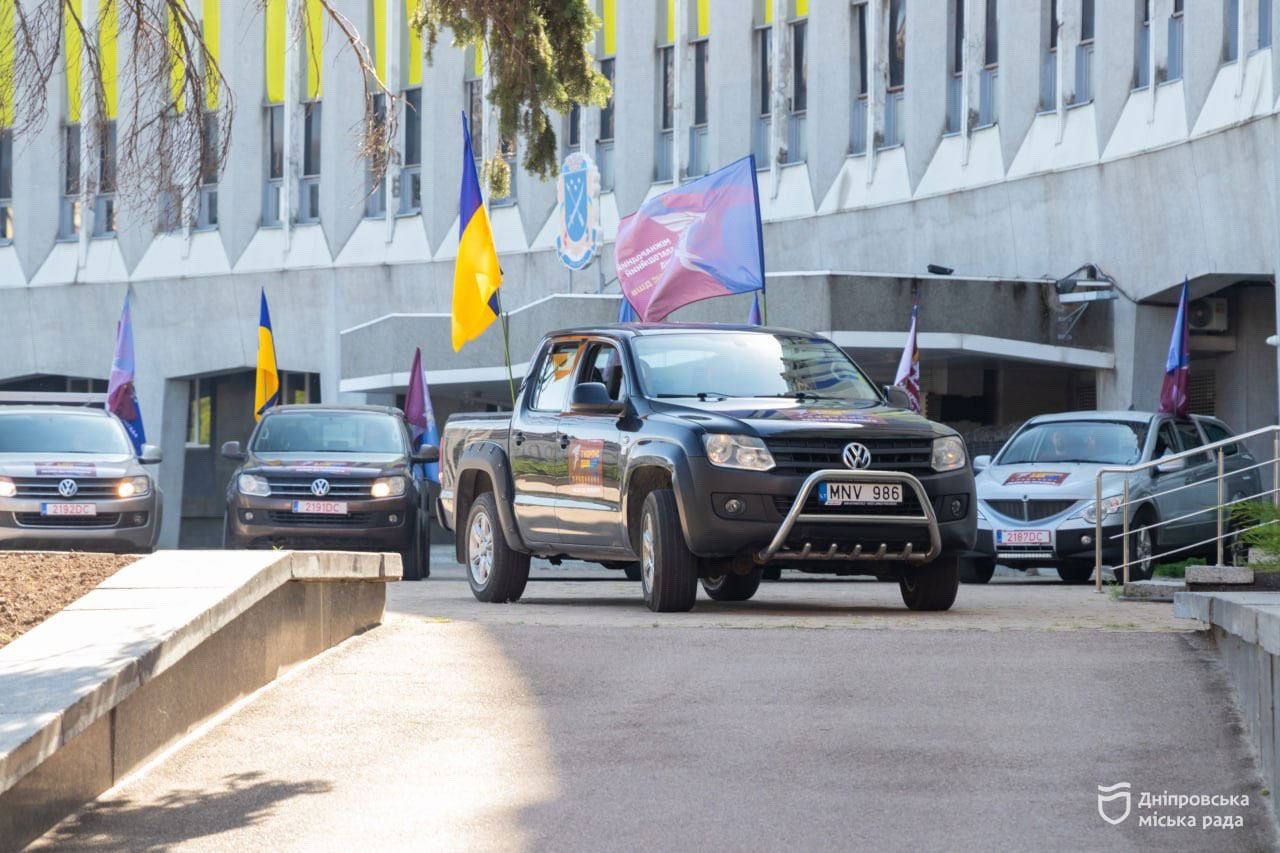 Праздник завершился не только эмоциями: шесть пикапов передали военным Праздник завершился не только эмоциями: шесть пикапов передали военным