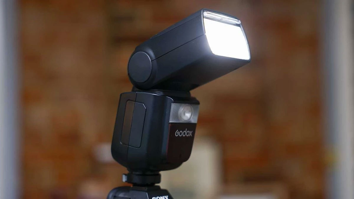 Накамерная вспышка Godox V860III на камере Sony со светящейся прямоугольной головкой и светодиодом моделирующего света Накамерная вспышка Godox V860III на камере Sony со светящейся прямоугольной головкой и светодиодом моделирующего света