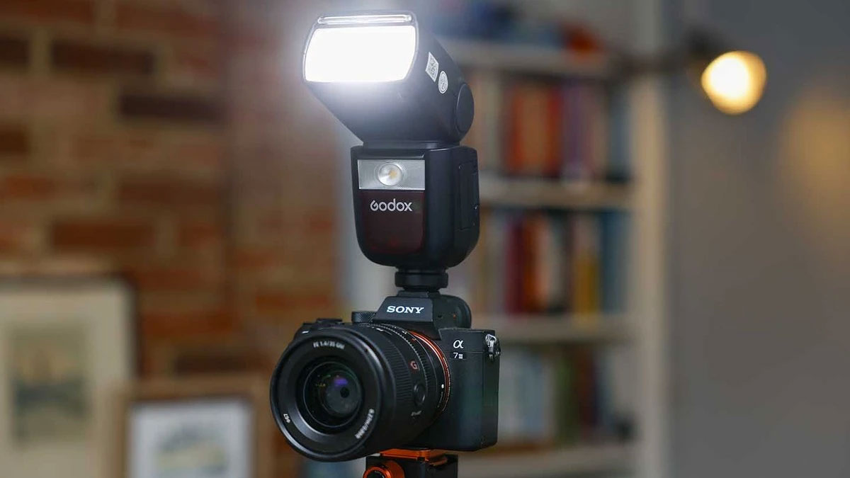 Полнокадровая беззеркальная камера Sony A7 III с объективом 35mm f/1.4 GM и накамерной вспышкой Godox V860III на штативе Полнокадровая беззеркальная камера Sony A7 III с объективом 35mm f/1.4 GM и накамерной вспышкой Godox V860III на штативе