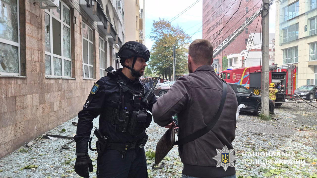 Удар по центру Днепра 28 сентября: трое погибших, десятки людей эвакуированы из поврежденного здания Удар по центру Днепра 28 сентября: трое погибших, десятки людей эвакуированы из поврежденного здания