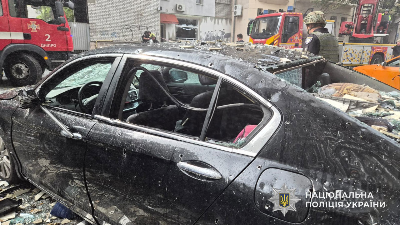 Удар по центру Днепра 28 сентября: трое погибших, десятки людей эвакуированы из поврежденного здания Удар по центру Днепра 28 сентября: трое погибших, десятки людей эвакуированы из поврежденного здания