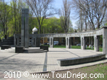 Мемориал памяти погибшим защитникам правопорядка в Днепропетровске Мемориал памяти погибшим защитникам правопорядка в Днепропетровске