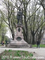 Памятник М. В. Ломоносову в Днепропетровске Памятник М. В. Ломоносову в Днепропетровске